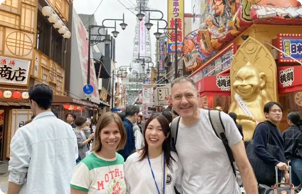 大阪の街を訪れる外国人旅行者