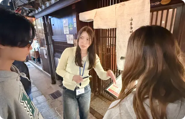 現場で案内を行うガイド