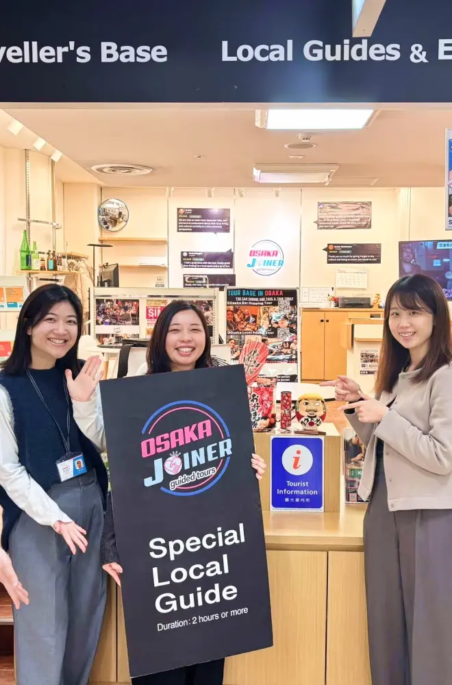 外国人旅行者を受け入れる観光案内所のスタッフ