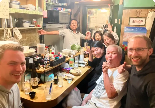 大阪のローカルフードツアーを楽しむ旅行者