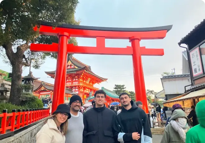 関西の観光地を巡る旅行者グループ